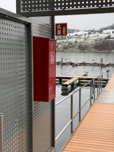 Feuerlöscher-Schutzkasten am Steg montiert.