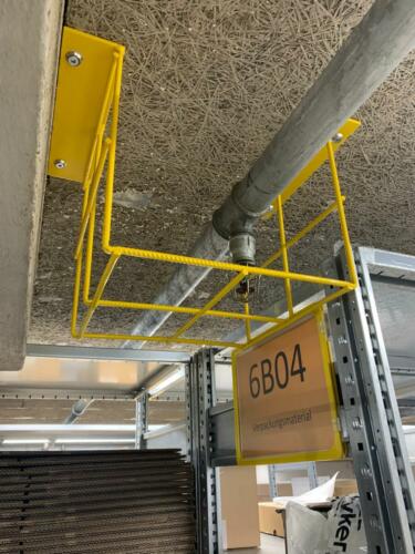 Einfassung Sprinkleranlage aus Eisengitter. 