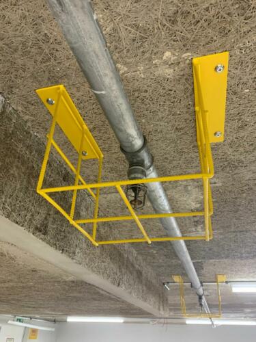 Einfassung Sprinkleranlage aus Eisengitter. 
