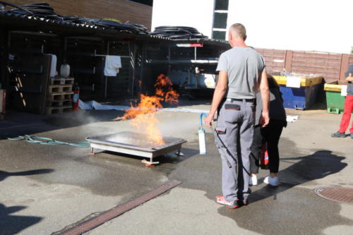 praktische Handhabung mit Löschdecke und Feuerlöscher.