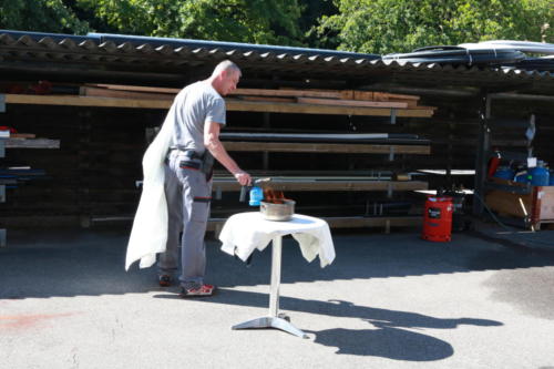 praktische Handhabung mit Löschdecke und Feuerlöscher.