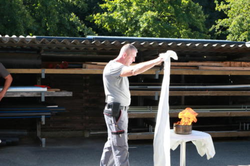 praktische Handhabung mit Löschdecke und Feuerlöscher.