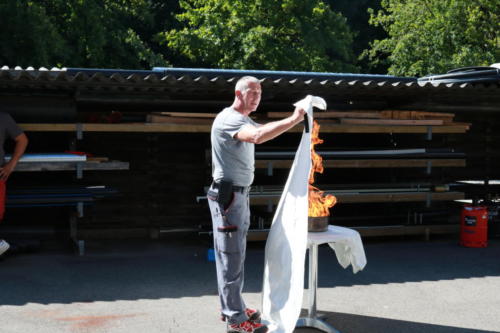 praktische Handhabung mit Löschdecke und Feuerlöscher.