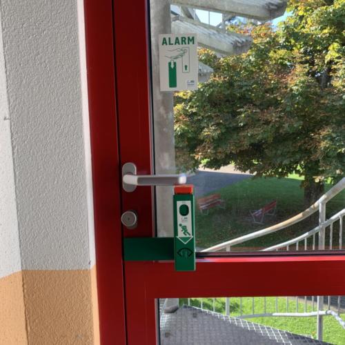 Exit-Controller mit Voralarm montiert.