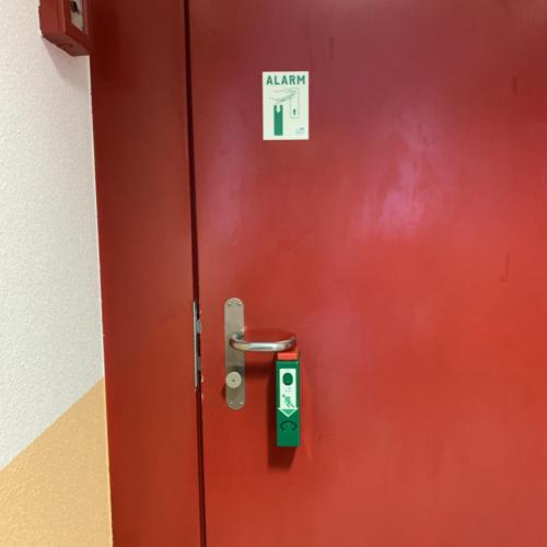 Exit-Controller mit Voralarm montiert.