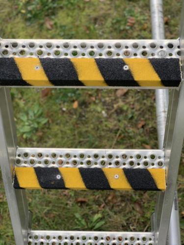 GFK Antirutschprofile Gelb/Schwarz montiert.