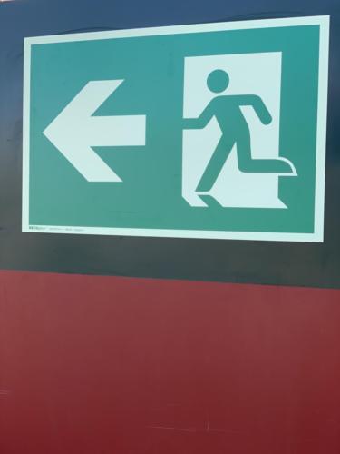 Langnachleuchtendes Fluchtwegschild nach ISO 7010.