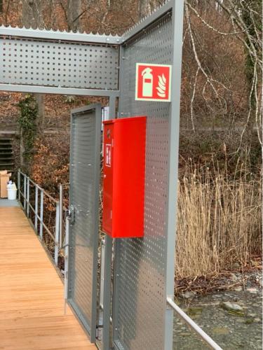 Feuerlöscher-Schutzkasten am Steg montiert.