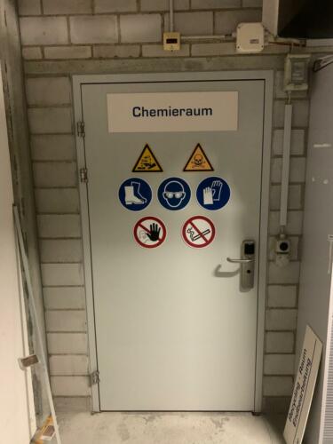 Brandschutztüre mit Beschilderung.